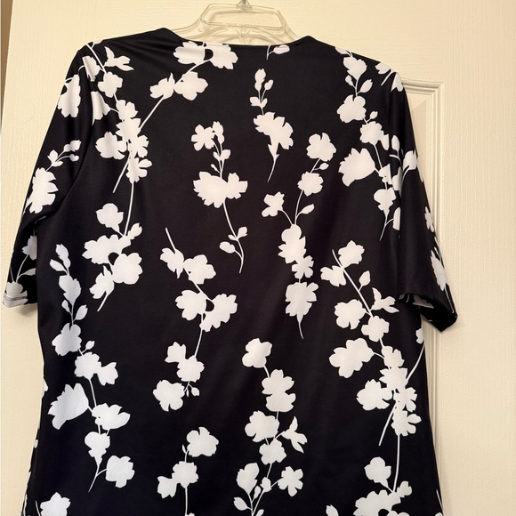 Ann Taylor Black and White Floral Blouse - Picture 2 of 3